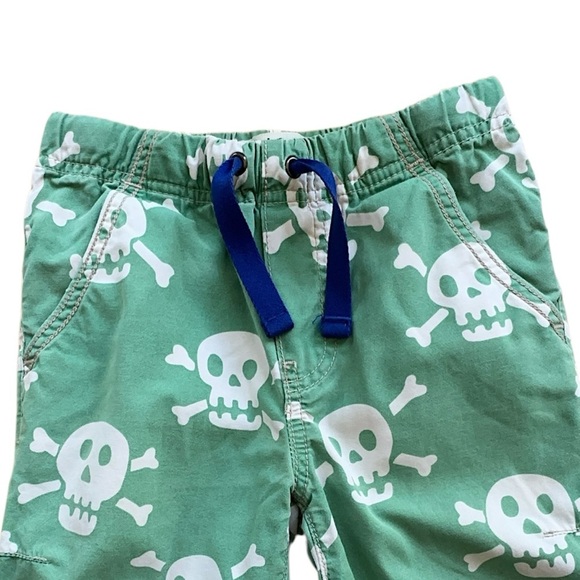 MINI BODEN | SKULL & CROSSBONES COTTON ADVENTURE SHORTS SOFT GREEN | 6Y - Picture 2 of 12